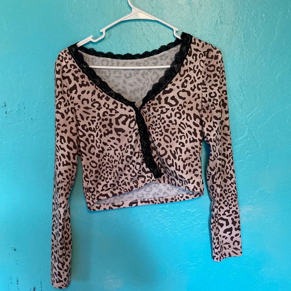 Shein cheetah print crop top with black lace and buttons never worn